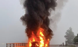 Xe container bốc cháy dữ dội, tài xế bung cửa thoát thân