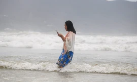 Mặc sóng lớn sau bão, người dân vẫn ra biển câu cá, chụp hình