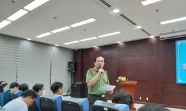 Thiếu tướng Vũ Xuân Viên, Giám đốc Công an TP Đà Nẵng trả lời báo chí tại buổi họp báo. 