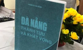 Bản thảo ấn phẩm "Đà Nẵng - Thành tựu và khát vọng" đang chuẩn bị để chuyển nhà in.