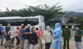 Lực lượng chức năng đo thân nhiệt các du khách đi vào TP Đà Nẵng. Ảnh:M.V