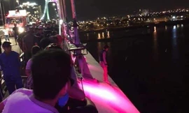 Cô gái trẻ leo ra phía ngoài lan can cầu Thuận Phước được thuyết phục đã bỏ ý định tự tử. 