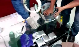 Lực lượng Đoàn Đặc nhiệm thu giữ tang vật ma túy trong vụ án. Ảnh: Trúc Hà