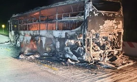 Xe khách cháy rụi, trơ khung. 