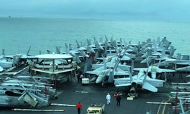 Chiến đấu cơ san sát trên tàu sân bay USS Theodore Roosevelt 