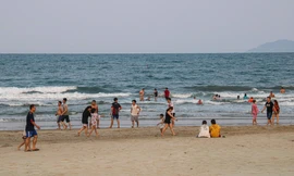 Người dân Đà Nẵng vẫn kéo ra biển sau lệnh cấm tắm và tụ tập đông người