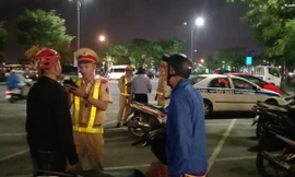 Lực lượng CSGT (Công an TP Đà Nẵng) kiểm tra nồng độ cồn người tham gia giao thông vào tối 2/1. ảnh : Đ.T