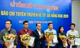 Ban tổ chức trao giải cho các tác giả, nhóm tác giả được giải về chủ đề "Đà Nẵng - Thành phố 4 an". 