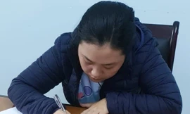 Đối tượng Nguyễn Thị Thuỳ Trang và tang vật tại cơ quan công an. Ảnh: CTV