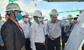 Ông Lê Văn Lâm, Giám đốc Ban Quản lý dự án đầu tư xây dựng các công trình giao thông TP báo cáo quá trình thi công công trình với Bí thư Thành uỷ Đà Nẵng tại buổi kiểm tra. 