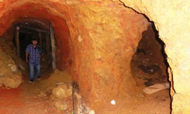 Bên trong một hầm khai thác vàng ở Khe Đương. 