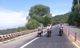 Du khách lên tham quan bán đảo Sơn Trà bằng xe máy. Ảnh: Nguyễn Thành