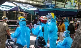 Tổ chức xét nghiệm SARS-CoV-2 cho các tiểu thương tại các chợ có bệnh nhân mắc COVID-19 ghé qua. 