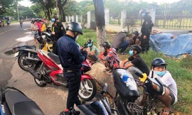 Nhóm thiếu niên được lực lượng 911, công an TP Đà Nẵng khống chế và bàn giao cho lực lượng chức năng địa phương tiếp tục xử lý. 