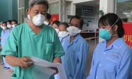 Thứ trưởng Bộ Y tế Nguyễn Trường Sơn trao giấy tờ ra viện cho bệnh nhân COVID-19 được chữa khỏi tại bệnh viện dã chiến Hoà Vang. Ảnh: Nguyễn Thành