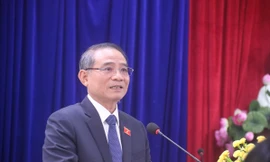 Bí thư Đà Nẵng Trương Quang Nghĩa trả lời câu hỏi cử tri quận Ngũ Hành Sơn. Ảnh: Nguyễn Thành