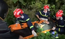 Nam thanh niên được đưa lên từ vực sâu. 