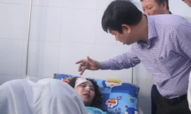 Phó chủ tịch UBND TP Đà Nẵng Đặng Việt Dũng thăm hỏi các nạn nhân vụ tai nạn trên đèo Hải Vân ngày 8/1 đang chữa trị tại bệnh viện Đà Nẵng. Ảnh: Nguyễn Thành