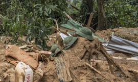 Mũ của các cán bộ chiến sĩ quân khu IV còn sót lại tại hiện trường. Ảnh: Lê Văn Chương