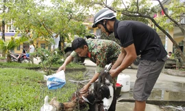 Người dân mang gà, vịt, rau quả 'tiếp sức' lực lượng cứu hộ ở Rào Trăng 3