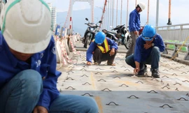 Cận cảnh cầu dây võng 1.000 tỷ dài nhất Việt Nam phải thay mặt đường.