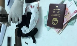 Một két sắt bị các đối tượng đục phá để lấy tài sản. Ảnh: H.Q.