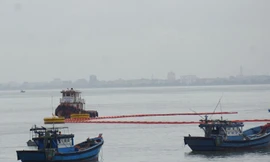 Lực lượng chức năng rải phải, ứng trực xung quanh khu vực sau khi sự cố xảy ra. 