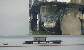 Ứng trực tại vị trí xảy ra sự cố đề phòng tràn dầu. 