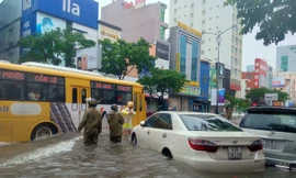 Ngập sâu ở Đà Nẵng: Ô tô chết máy hàng loạt, CSGT đằm mình giải cứu