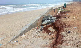 Tuyến kè bờ biển Tam Quan Bắc (huyện Hoài Nhơn, tỉnh Bình Định) bị sập khi đưa vào sử dụng được vài tháng. Ảnh: Tr.Định