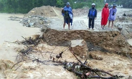 Quảng Ngãi: Một người bị lũ cuốn trôi mất tích, sạt lở chia cắt nhiều tuyến đường