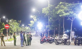 Các chiến sĩ công an quận Sơn Trà làm nhiệm vụ bảo vệ, phong toả hiện trường nơi 2 đồng đội hi sinh trong khi làm nhiệm vụ. Ảnh: Nguyễn Thành