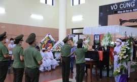 Cán bộ chiến sĩ công an TP Đà Nẵng đến viếng đồng đội vừa hi sinh khi làm nhiệm vụ. Ảnh: C.K