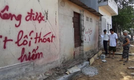 Trạm trung chuyển xe buýt nhanh bịt lối thoát hiểm bị dân phản đối