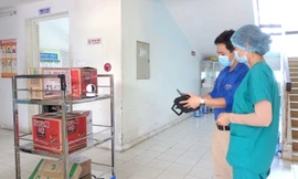 'Robot vận chuyển' phục vụ bệnh nhân trong khu cách ly