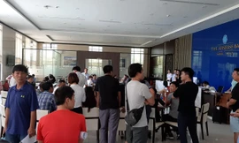 Khách hàng tập trung tại dự án để đòi quyền lợi. Ảnh Nguyễn Thành