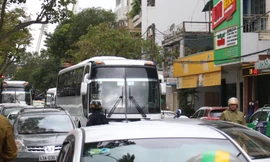 Tình trạng ùn tắc xảy ra thường xuyên trên nhiều tuyến đường ở Đà Nẵng do thiếu chỗ đậu xe và ô tô khách cỡ lớn lưu thông. Ảnh: Văn Tuấn