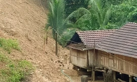 Quảng Ngãi khẩn cấp di dời 75 hộ dân với hơn 300 nhân khẩu ở vùng sạt lở núi đến nơi an toàn. Ảnh: (UBND xã Ba Giang cung cấp)