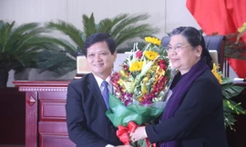 Phó chủ tịch thường trực Quốc hội Tòng Thị Phóng tặng hoa chúc mừng tân Chủ tịch HĐND thành phố Đà Nẵng Nguyễn Nho Trung. Ảnh Nguyễn Thành 