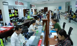 Người dân giao dịch tại Trung tâm hành chính TP Đà Nẵng. 