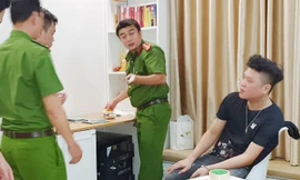Cơ quan Công an khám xét nơi ở của đối tượng cầm đầu Trần Viết Nghĩa. Ảnh: CA