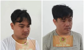 Hai đối tượng Bùi Trọng Quý và Nguyễn Nhật Huy tại cơ quan công an. Ảnh: THANĐN