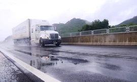 Cao tốc Đà Nẵng - Quảng Ngãi sau khi được "vá" tiếp tục bong tróc hư hỏng. Ảnh: Nguyễn Thành