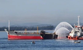 Lực lượng chức năng cứu hộ tàu chở dầu bị cháy trên biển Dung Quất. Ảnh: Nguyễn Ngọc