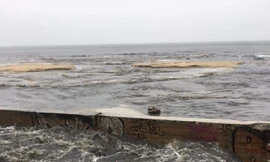 Kinh hãi nước thải đen ngòm, hôi thối chảy xuống biển Đà Nẵng