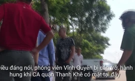 CLIP: Phóng viên bị cản trở và hành hung trước mặt công an