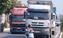 Tách xe máy với “hung thần” container trên cung đường ám ảnh tai nạn