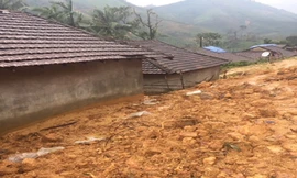 Mưa liên tục trong nhiều ngày qua đã gây thêm hàng loạt điểm sạt lở mới ở các huyện miền núi Quảng Ngãi. Ảnh: CTV
