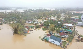 Nhiều khu dân cư ỏ địa bàn tỉnh Quảng Ngãi ngập chìm trong biển nước. Ảnh: Nguyễn Ngọc