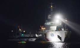 Tàu Vùng Cảnh sát biển 2 cứu hộ tàu hàng Thành Hưng 08 bị chìm trên biển. Ảnh: Tiền Phong